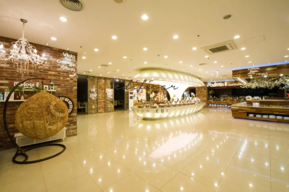 조개형 조명이 돋보이는 프리미엄 뷔페 레스토랑